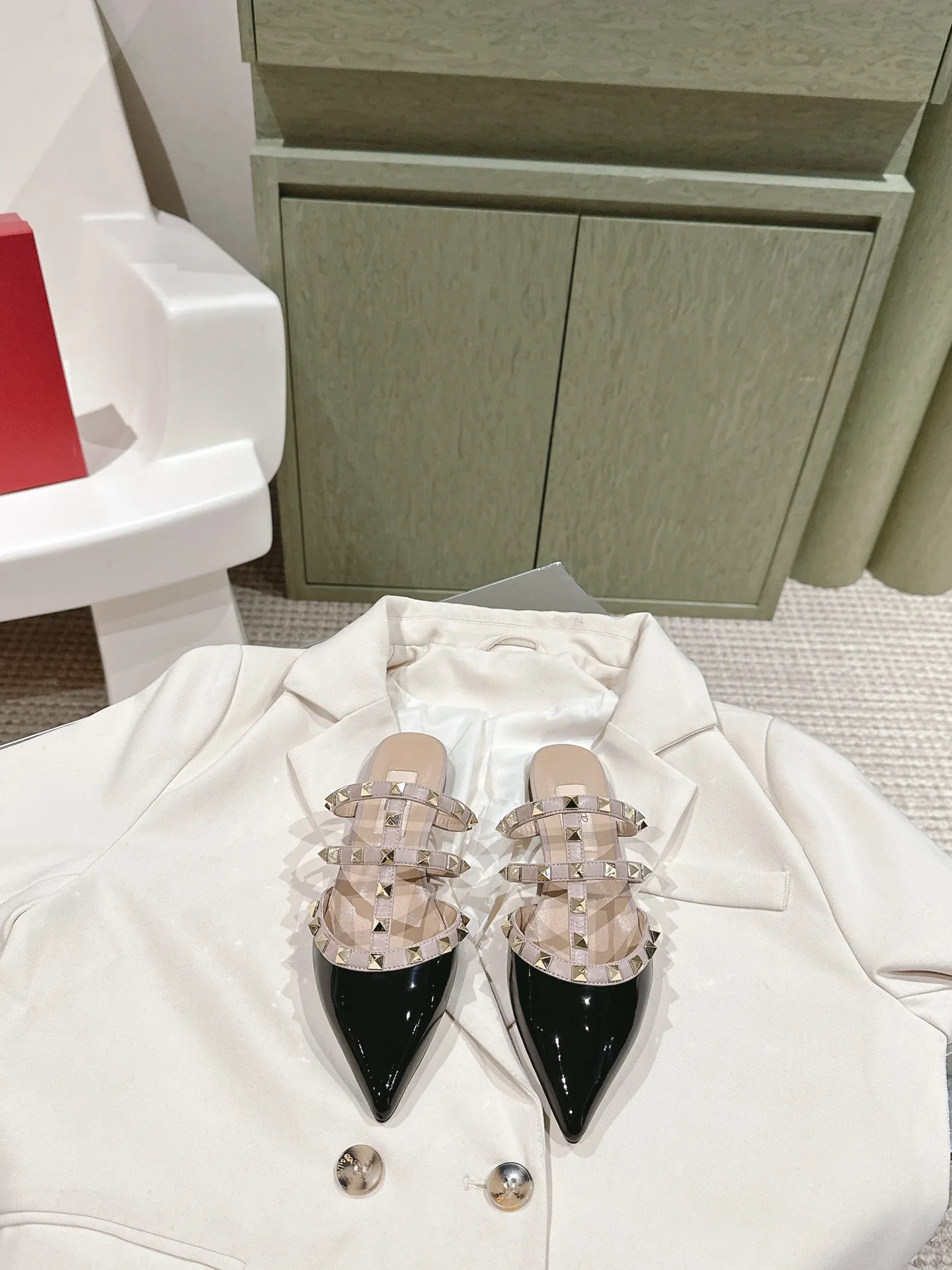 👟👟Ex-factory price 520👟👟 | ²⁰²4 𝐬𝐬 🤍🤎 Versatile series for all seasons! Is your shoe cabinet missing a pair? [Proud] Purchasing agent level! 🔥 The entire VALENTINO series is produced by Taiwan-funded factories! Getting in and out of the counter is stress-free! ROCKSTUD Valentino studded patent leather ballet flats ONE STUD retro craft pyramid large rivet buckle flats/high heels Smooth shoe lines and awesome version Comfortable upper foot. Increases height. Looks slimmer. Elongates leg lines. Imported mirrored calfskin/cow patent leather/high-density silk material Lambskin lining Italian high-density leather outsole Size35-39 (40/41/42 can be customized) Heel height: flat/4.5cm/ Counter synchronized gift box 💝 packaging!